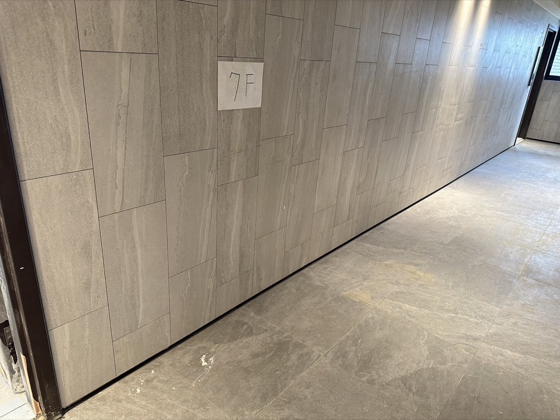 勾縫踢腳板施工案例：走廊