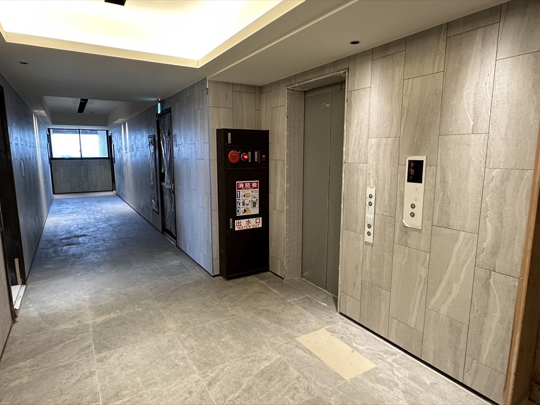 勾縫踢腳板施工案例：電梯廳