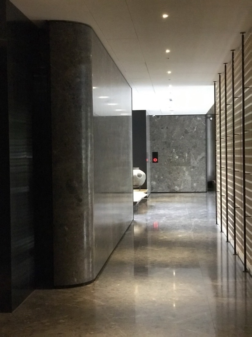 勾縫踢腳板施工案例：石材牆面走廊